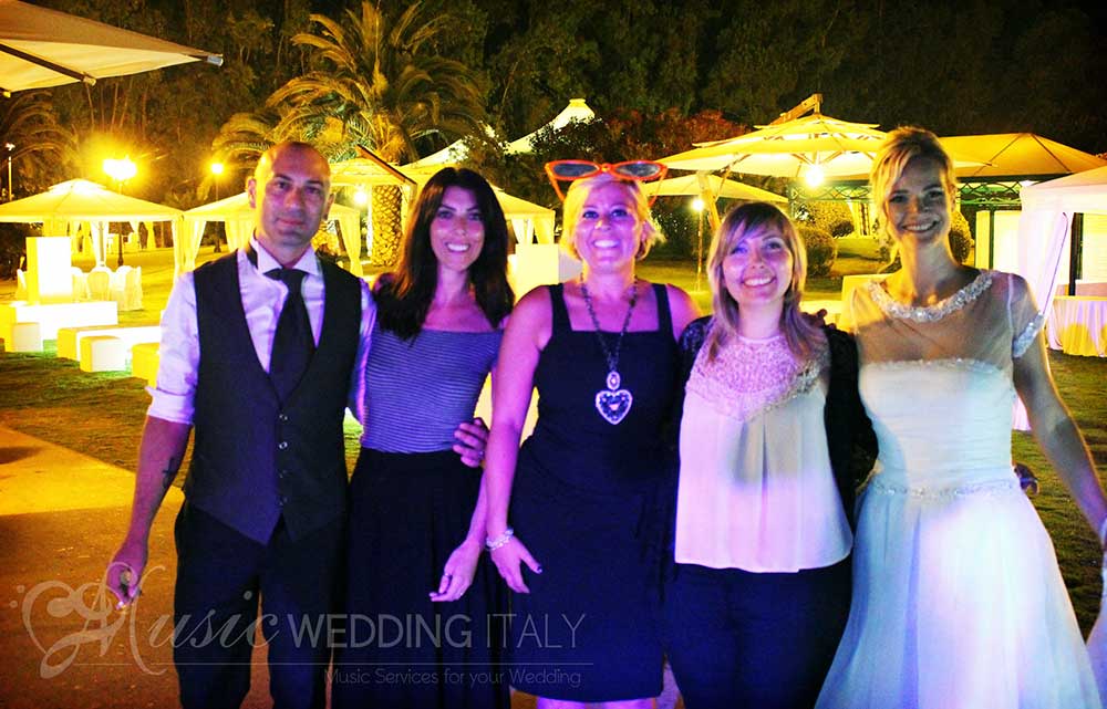 The spouses and relatives with our wedding singer vocalist Valeria, by Romadjpianobar wedding music Italy
